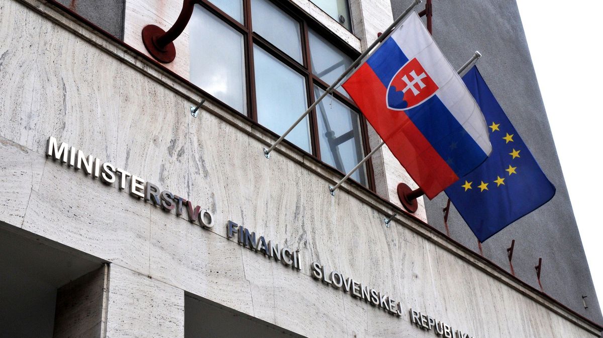 Schodek slovenského rozpočtu v únoru meziročně vzrostl o více než dvě třetiny